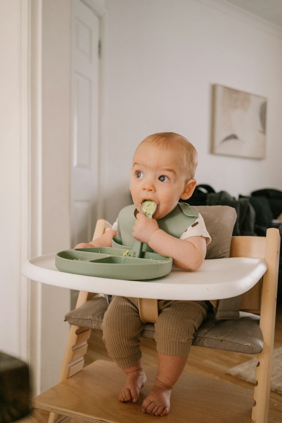 Bebê comendo de uma tigela